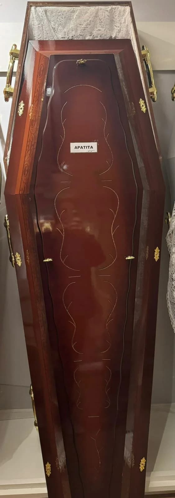 Urna funerária Apatita em acabamento escuro com desenho frontal elegante.